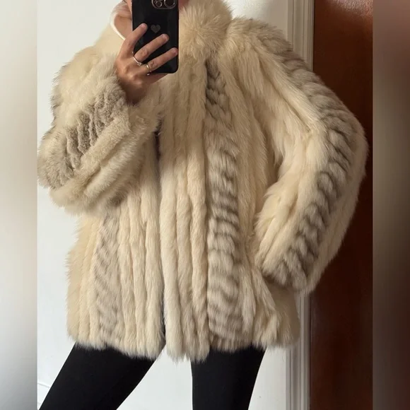 Elegant White silver blue white Fox Fur Coat - Picture 5 of 16